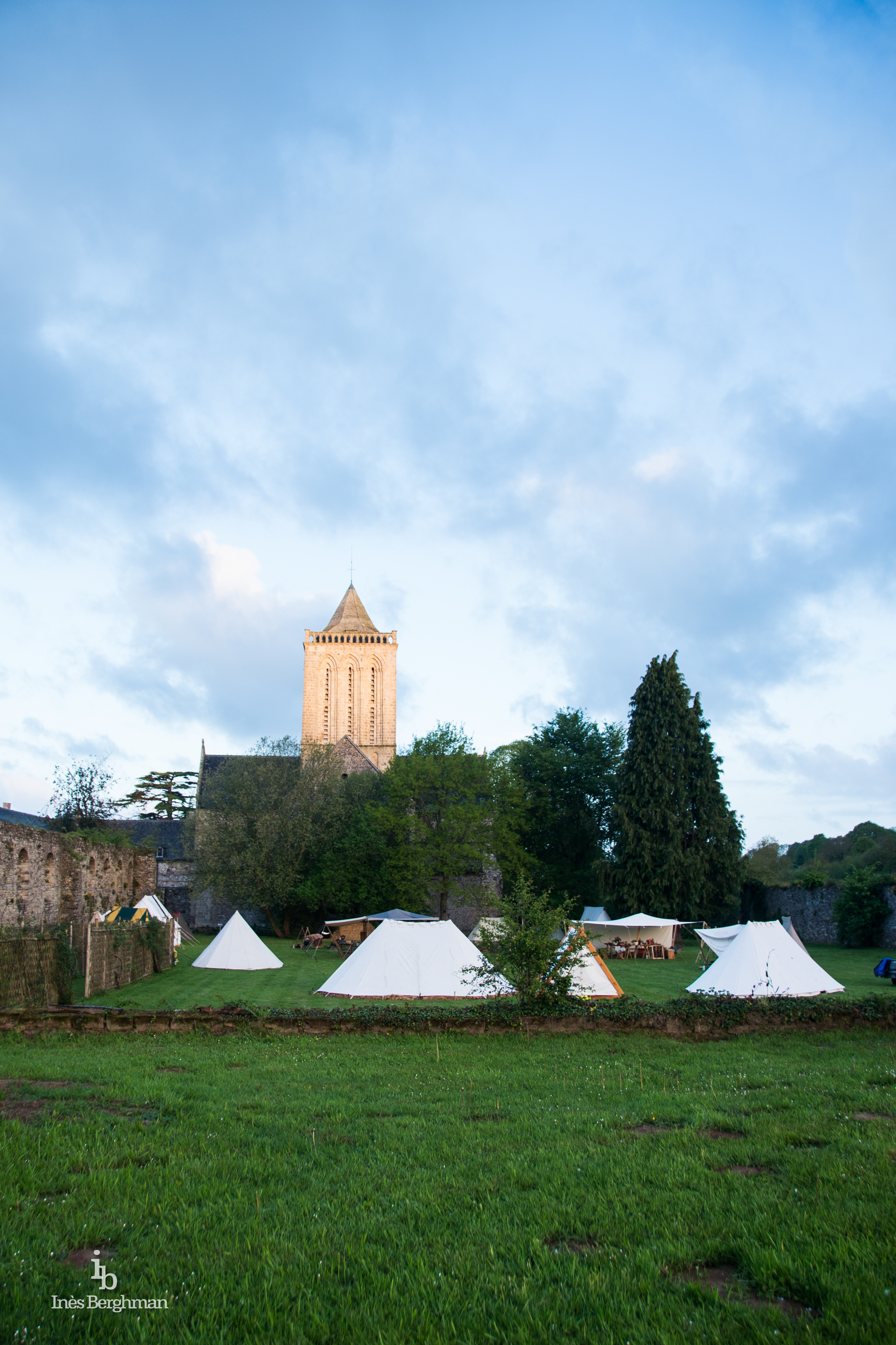 Le camp multi-époque vers 6h du matin et le clôcher de l'Abbaye. 