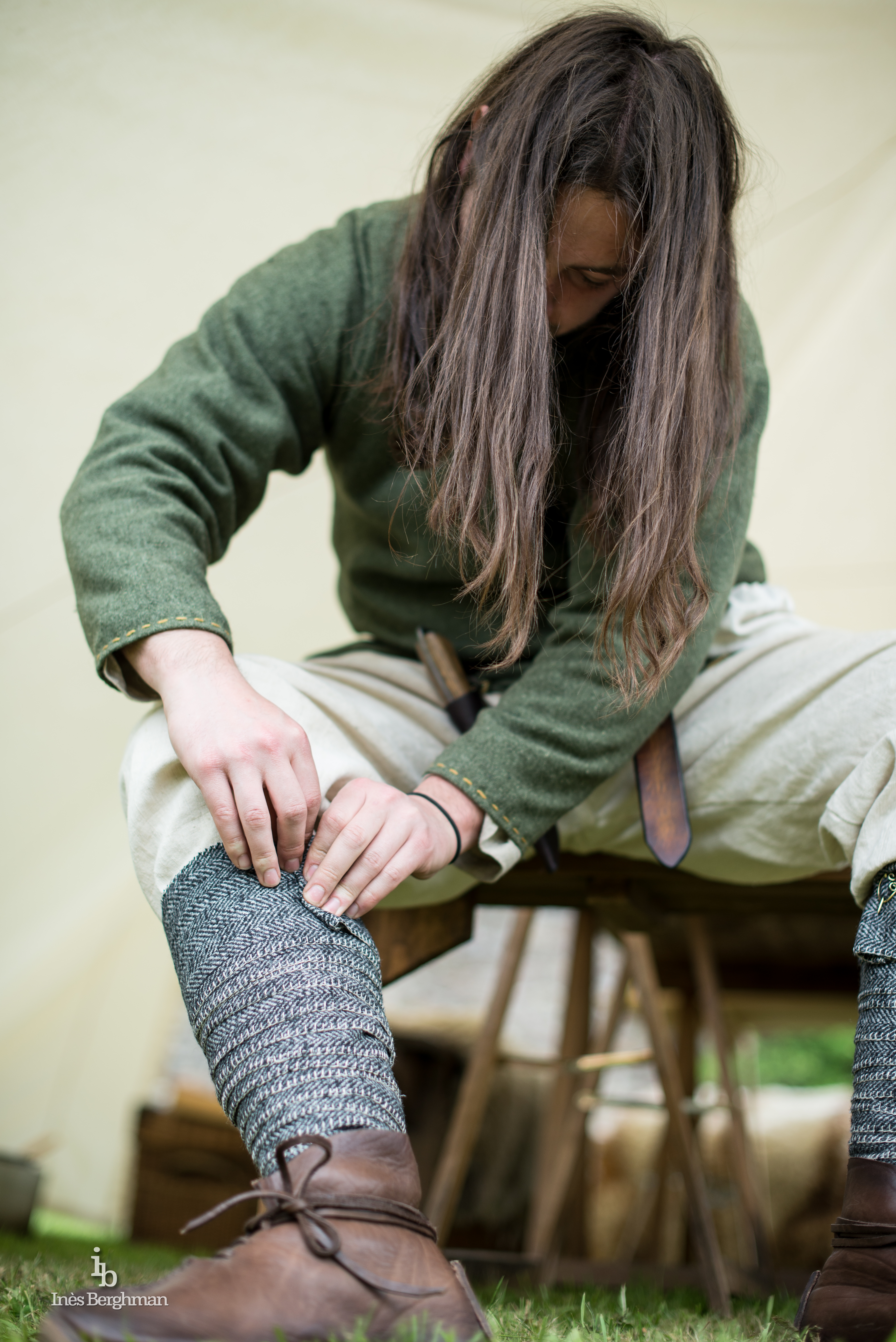 Viking mettant ses bandes molletières.