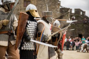 Lire la suite à propos de l’article Les Riches Heures de Fougères (ou comment faire un spectacle sous la pluie)